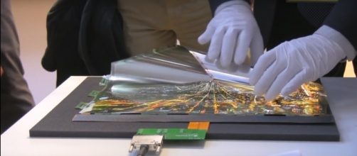 Apple iPhone Samsung (Image Credit: Android Authority/YouTube)