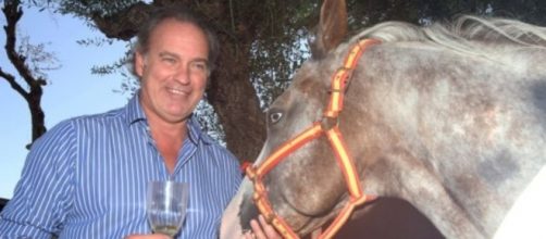 Bert&iacute;n Osborne junto a un caballo