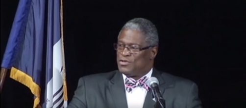 Kansas City Mayor Sly James is shopping online at Amazon in slick bid for HQ2. | Credit (CNN/YouTube)