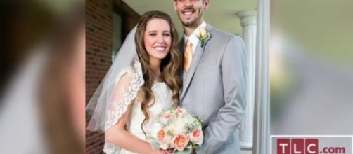 Many Duggar fans suspect that Derick Dillar is cheating on Jill Duggar. [Image via TLC/YouTube screencap]