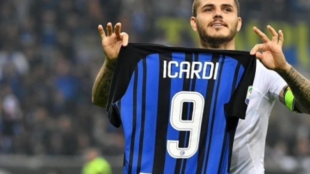 Icardi esulta sotto la Nord dopo il rigore del 3 a 2 al Milan siglato al 90esimo (Corriere dello Sport)