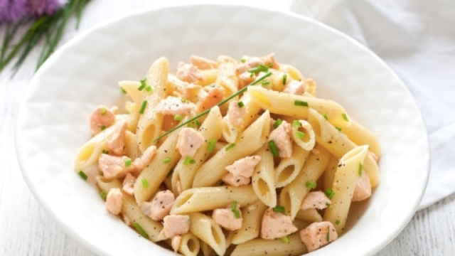 Ricetta Penne al salmone e panna - Cucchiaio d'Argento - cucchiaio.it