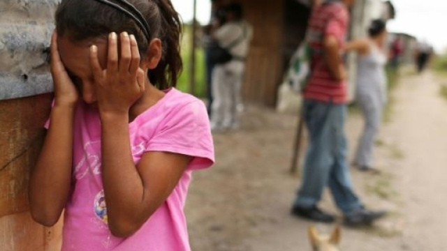 Un pedofilo indiano &egrave; stato torturato e picchiato a morte per aver tentato di violentare una bambina di 10 anni.Fonte:http://www.lapresse.it/