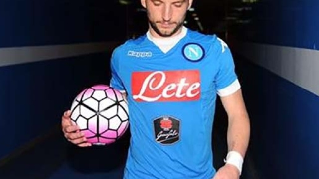 Dries Mertens rientra negli spogliatoi dopo una delle sue triplette