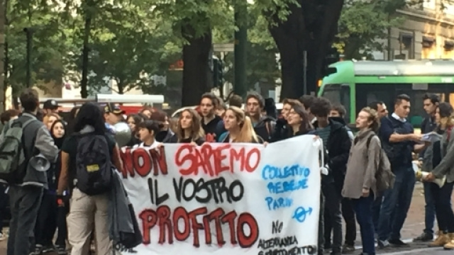 Milano, manifestazione studentesca contro l'alternanza scuola lavoro