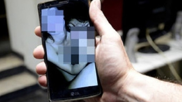 Video hot inviato per sbagli nel gruppo della scuola