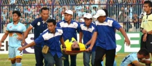 Muere portero tras chocar con su compa&ntilde;ero en Indonesia - com.mx