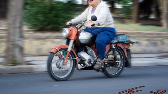 anziano in moto | Bruno Furi | Flickr - flickr.com