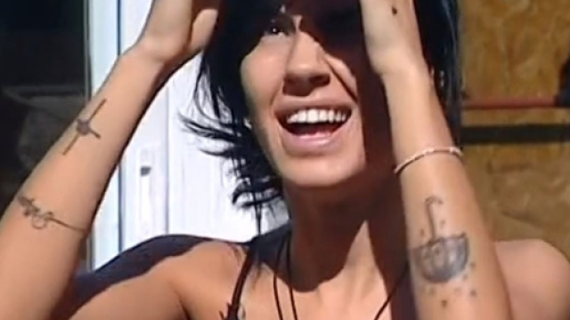 Giulia De Lellis guarda la sorpresa del suo fidanzato.