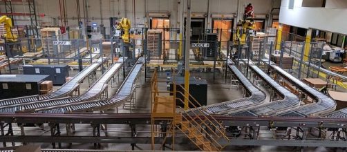 Conveyor belts at factory; [Image Credit: Grendelkhan/Wikimedia Commons]