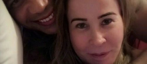 Zilu postou foto anunciando casamento com o novo namorado