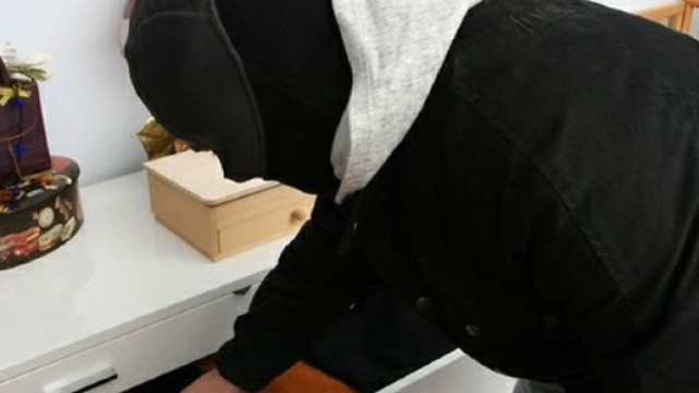 A Latina sorprende tre ladri nella casa dei genitori, spara e ne uccide uno. Gli altri due sono fuggiti.