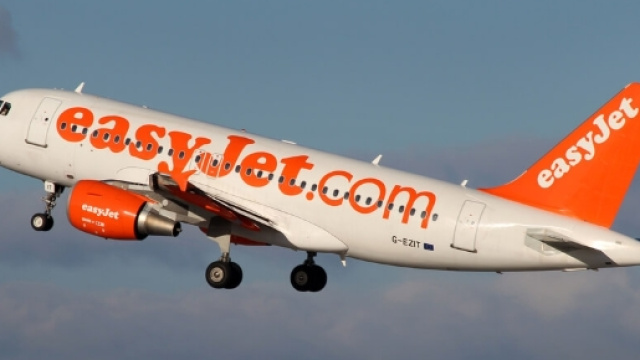 Malore in volo per i passeggeri e il co-pilota