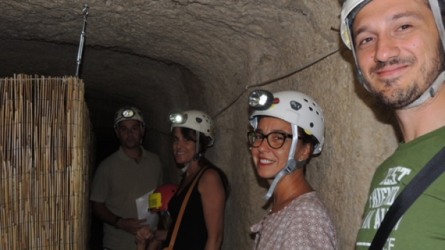 turisti all'ingresso dell'ipogeo del vescovado