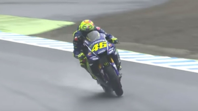 Valentino Rossi in sella sulla Yamaha