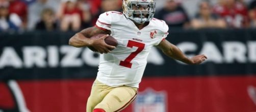 Colin Kaepernick filing grievance against NFL owners [Image via Wochit Entertainment/YouTube]