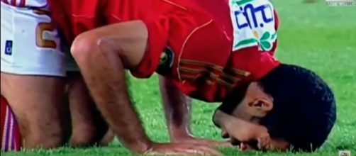 Egyptians call for exiled ex-football star, Aboutrika, to return home to play in the 2018 World Cup games. [Image via Lux Tube/YouTube screencap]