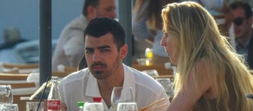 Joe Jonas and his girlfriend Sophie Turner 2017 [Image via lywc2016/2017/Flickr]