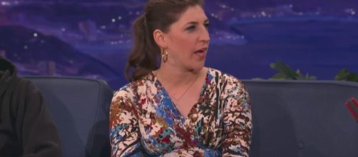 The actress claims she is a feminist who would never put the blame on women. [Image via Team CoCo/YouTube screencap]