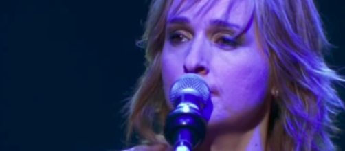 The singer says she uses marijuana to treat pain from cancer. [Image via MelissaEtheridgeVEVO/YouTube screencap]
