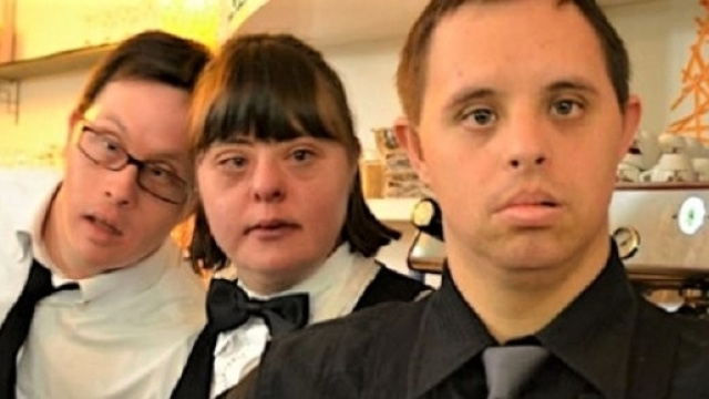 Cliente di un bar chiede di non essere servito da un cameriere con la sindrome di Down