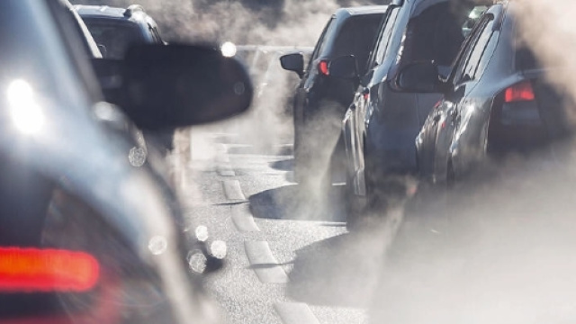 Milano, scatta il blocco traffico per ridurre lo smog.