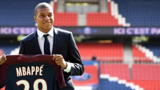 PSG : combien de maillots vendus gr&acirc;ce &agrave; Mbapp&eacute; et Neymar ? - rtl.fr