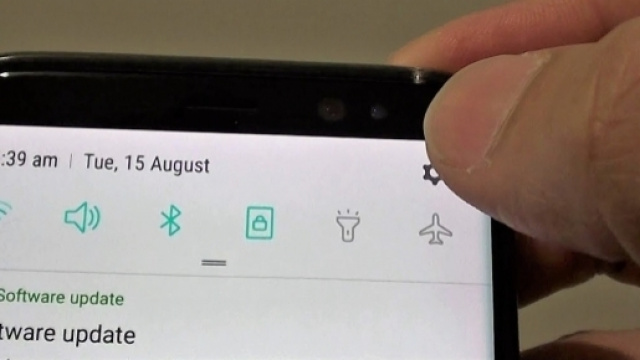 Samsung Galaxy S8 Plus ed S8, problemi di autenticazione su WhatsApp e Facebook Messenger