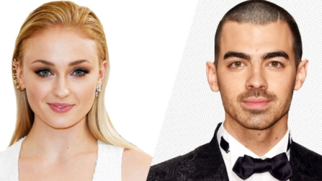 Sophie Turner et Joe Jonas : apr&egrave;s un an de relation, l'actrice de Game of Thrones a dit oui &agrave; son ch&eacute;ri.
