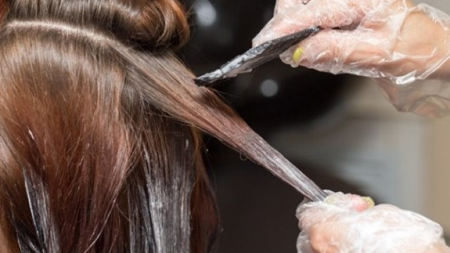 Una donna mentre si tinge i capelli