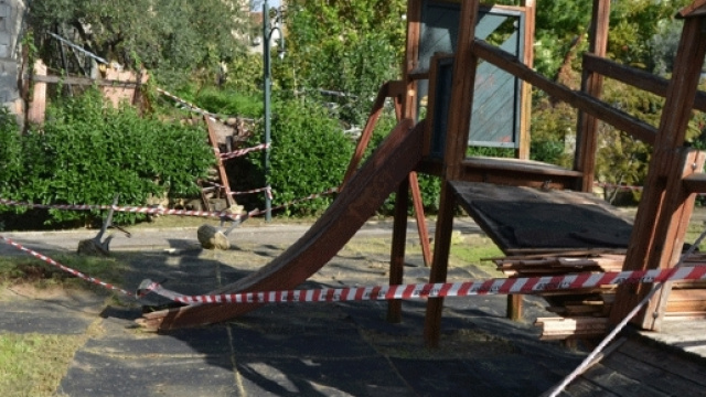 Una giostrina dei parchi giochi per bambini