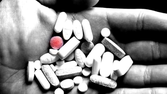 Una serie di farmaci nelle mani di un uomo