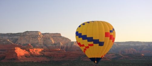 A hot air balloon glides over scenic Sedona in Arizona.[Image Credit;Thales/Flickr.com]