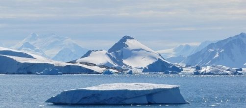 Massive hole opens up off the coast of Antarctica. [Image Credit: Vincent van Zeijst/Wikipedia Commons]