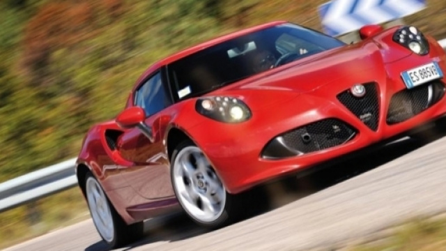 Alfa Romeo 4C in una pista Britannica | Evo - evo.co.uk