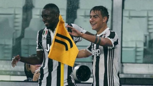 Blaise Matuidi, 30 anni, esulta dopo un gol con Paulo Dybala, 24 anni