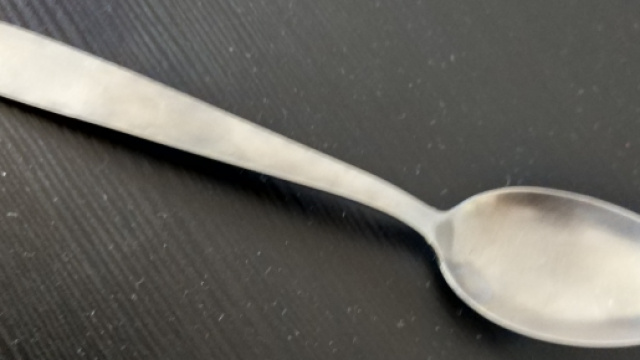 Cuill&egrave;re de p&eacute;riode moderne sur table noire et poussi&eacute;reuse. M&eacute;tal inconnu