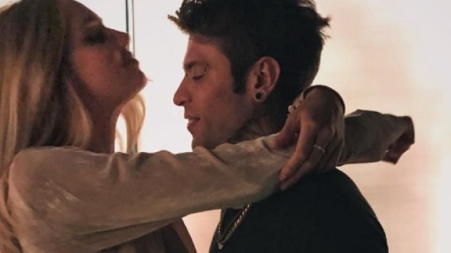 Fedez ha baciato il pancino di Chiara Ferragni durante il party di compleanno.