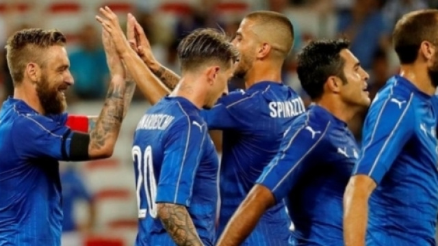 Gli azzurri esultano dopo un gol, una scena che ci auguriamo di rivedere il prossimo novembre