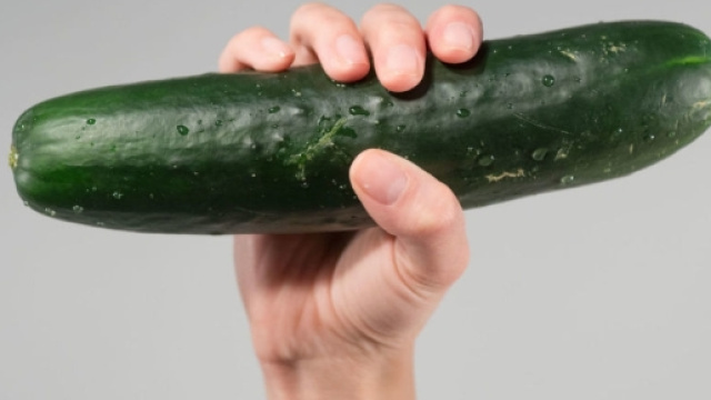 Le 12 cose che le donne pensano mentre stringono un cetriolo