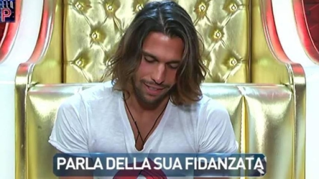 Luca brucia la lettera inviata da Soleil al GF Vip