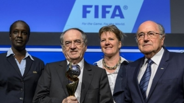 No&euml;l Le Graet, Brigitte Henriques et Sepp Blatter lors de l'attribution &agrave; la France de la Coupe du monde f&eacute;minine en 2019. &copy; FABRICE COFFRINI/AFP