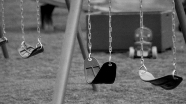 Uccide una bambina di 9 anni sedendosi sopra di lei