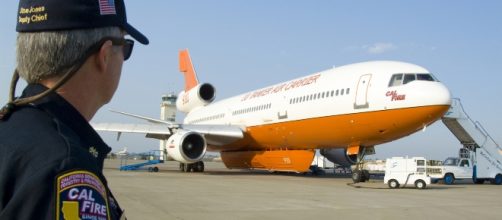 Cal Fire aircraft preparing to aid state in fire fighting efforts. [Image Credit: Adam Dubrowa/Wikimedia Commons]