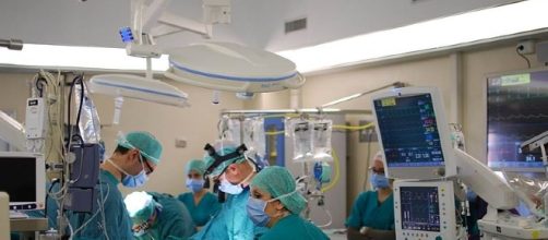 Cardiac surgery operating room [image courtesy of pfree2014 wikimedia commons]