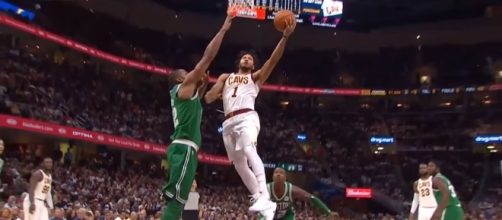 Derrick Rose lays it in. [Image Credit: MLG Highlights/YouTube]