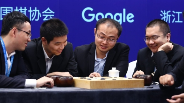 Giocatori a The Future of Go Summit con AlphaGo e DeepMind di Google