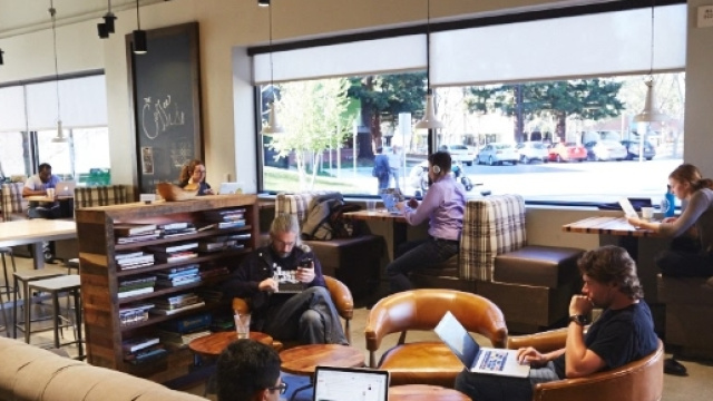 Un gruppo di dipendenti al lavoro nel Google Cafe di Mountain View