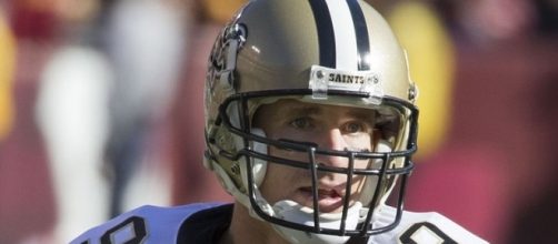 Drew Brees reading the defense as the ball is snapped. (Image via Keith Allison/Wikimedia Commons.)