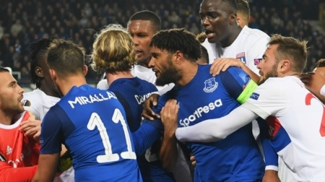 Ashley Williams agresse Anthony Lopes (DR).